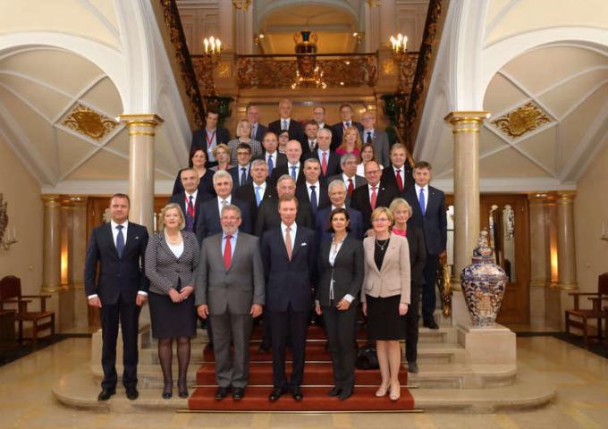 Photo de S.A.R. le Grand-Duc entouré de 36 Présidents et Vice-Présidents des Parlements de l’UE