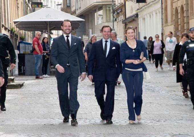 Le Prince héritier, la Princesse héritier et le Prince Félix nt déposé leur bulletin de vote.
