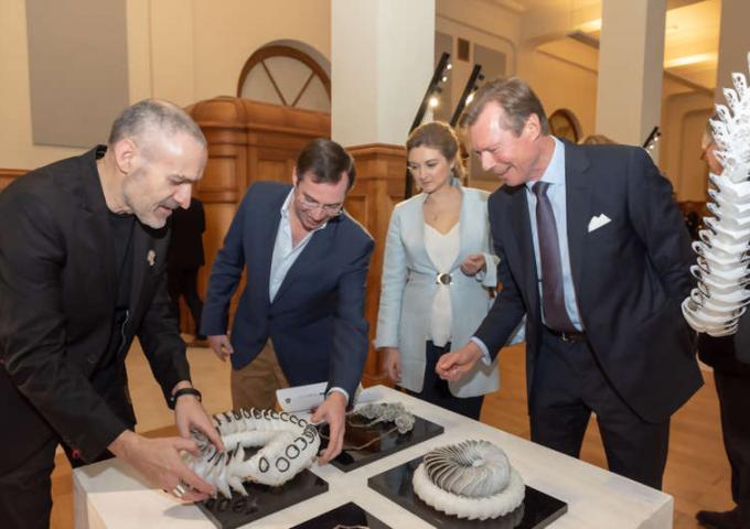 Le Grand-Duc et le Couple héritier lors de la visite de l’exposition DE MAINS DE MAÎTRES