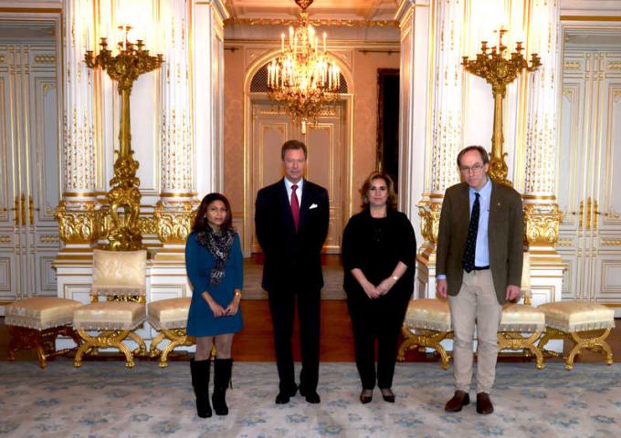 Photo de LL.AA.RR le Grand-Duc et la Grande-Duchesse avec Madame Ensaf Haidar