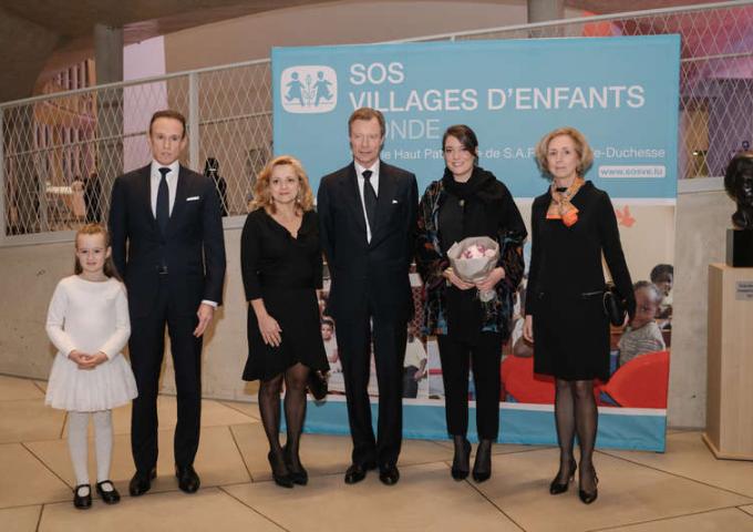Photo de groupe - Gala de Noël – SOS Villages d’Enfants Monde