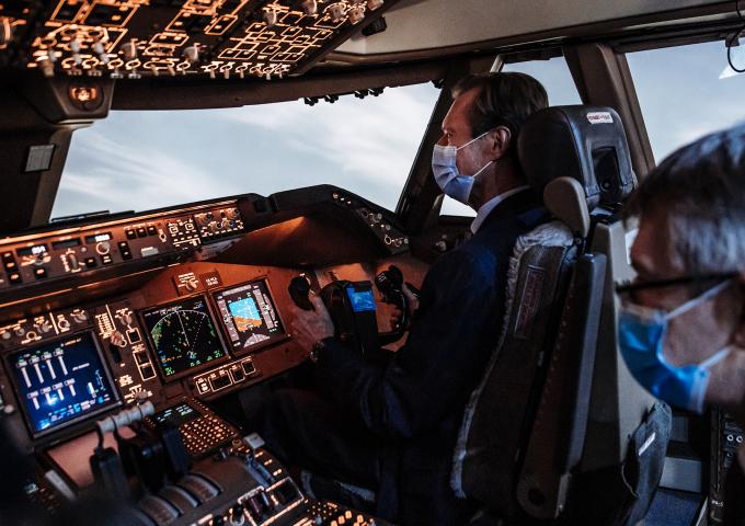 S.A.R. le Grand-Duc dans le simulateur de la Cargolux
