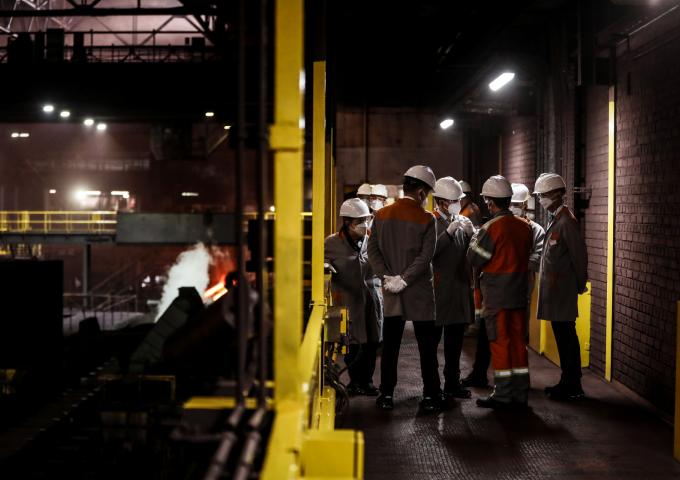 Le Grand-duc héritier visite le site de production d'acier ArcelorMittal
