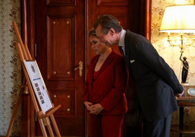 Le Couple grand-ducal examine le cadre souvenir du timbre 40 ans de mariage