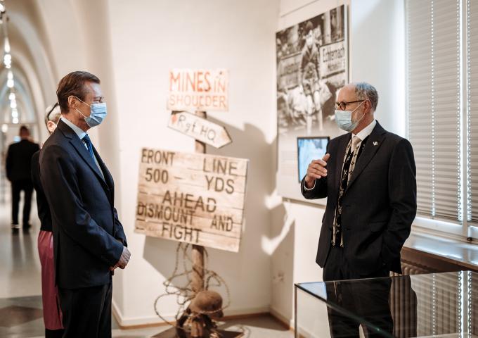 Le Grand-Duc visite l'exposition "75 Joer Œuvre - Une histoire de solidarité"