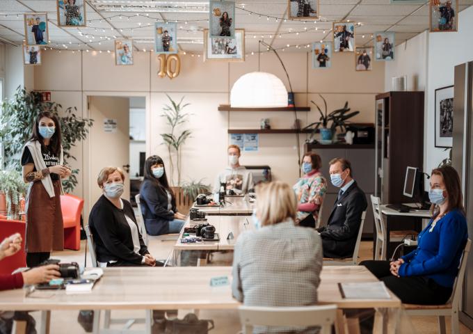 Le Grand-Duc participe à un atelier de réparation d'appareils photo