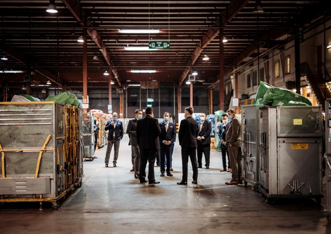 Le Grand-Duc héritier en visite dans les halls de POST Logistics