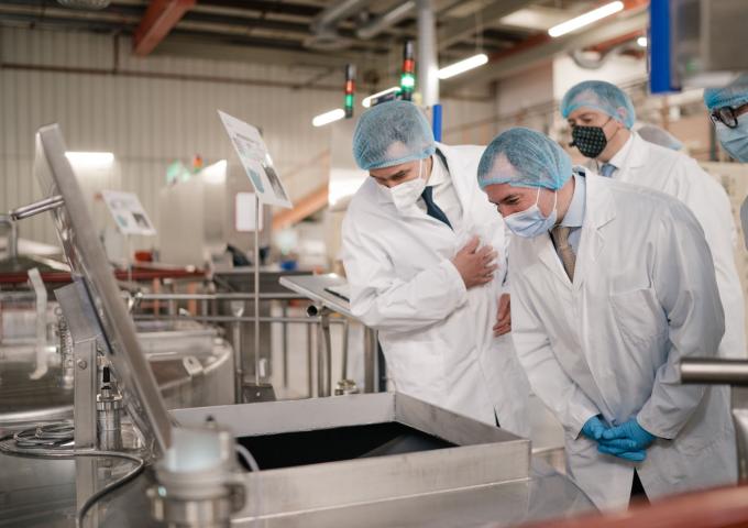 Le Grand-Duc héritier découvre une machine Cosmolux