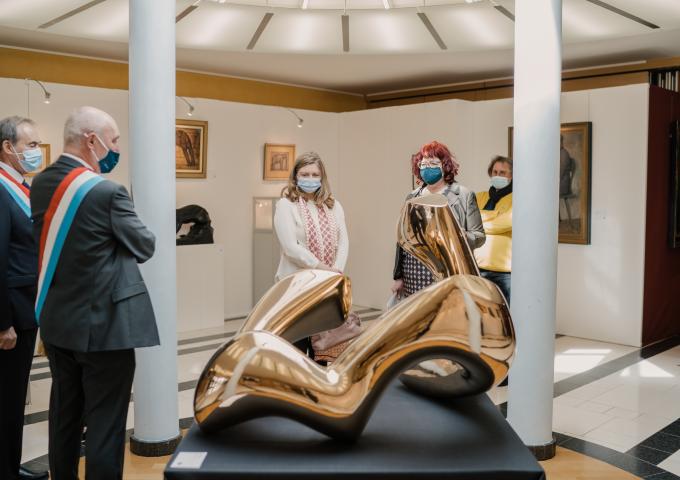 La Grande-Duchesse héritière examine une oeuvre de l'exposition