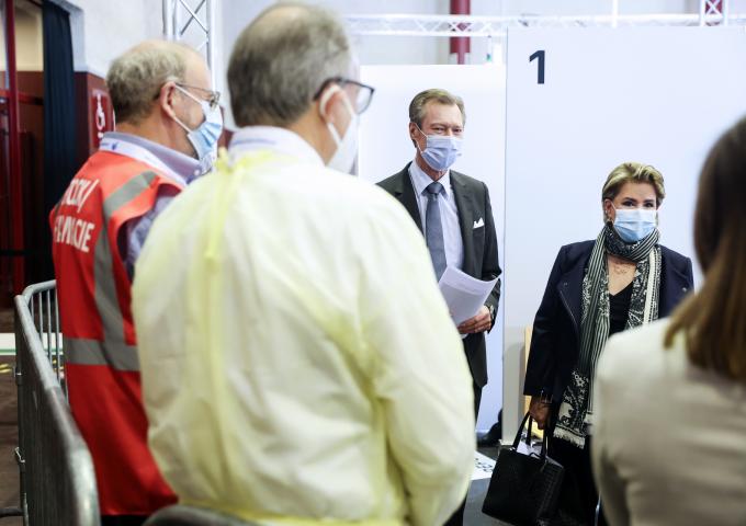 Le Grand-Duc et la Grande-Duchesse dans le centre de vaccination