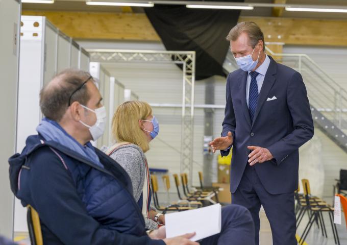 Le Grand-Duc échange avec des patients dans le centre de vaccination