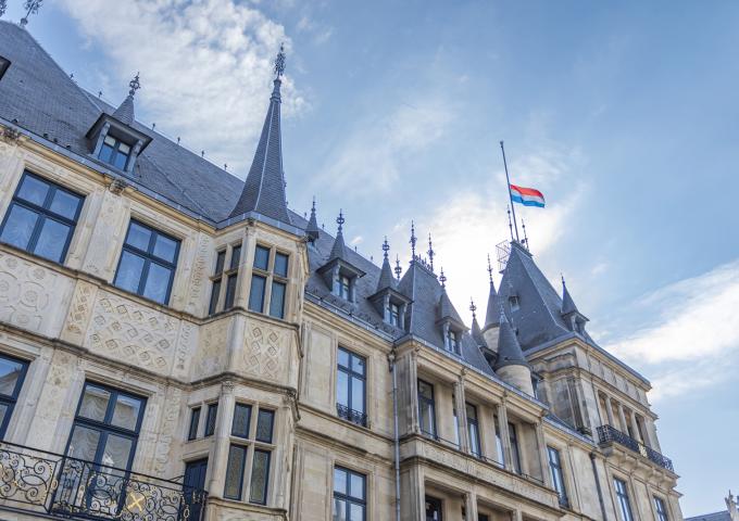Drapeau en berne au dessus du Palais grand-ducal