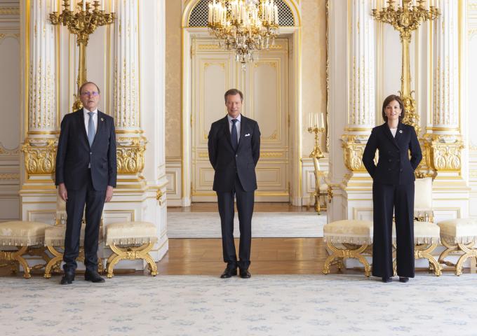 Le Grand-Duc est entouré de M. Scharfe et Mme Becker de la Bourse de Luxembourg