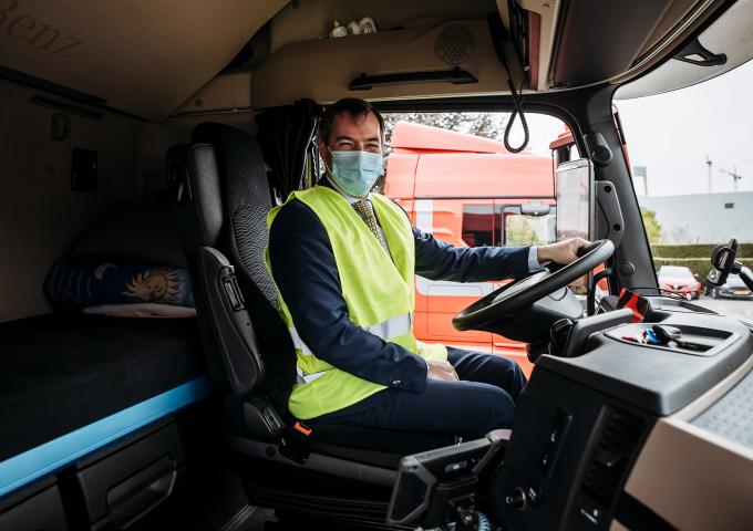 Le Grand-Duc héritier dans une cabine de camion