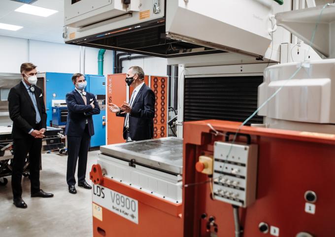 Le Grand-Duc héritier et le ministre Fayot s'entretient avec un représentant de Cebi