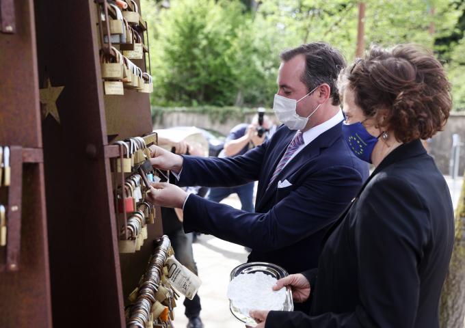 Le Prince Guillaume accroche un cadenas en signe de soutien à l'idée européenne.