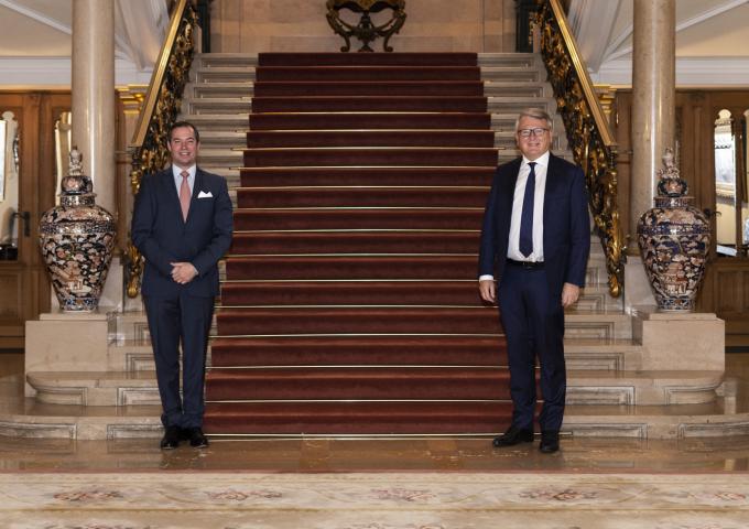 Photo souvenir du Prince Guillaume avec le commissaire Nicolas Schmit