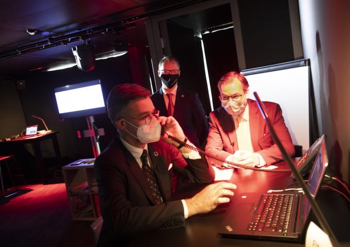 Le Grand-Duc héritier et le ministre s'essaye le simulateur "ROOM #42"