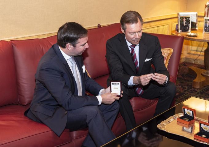 le Grand-Duc et le Prince Guillaume observent une pièce commémorative