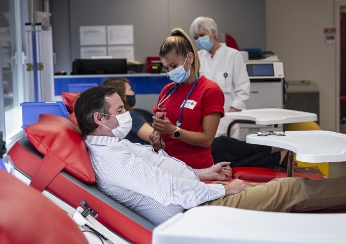 Le Prince Guillaume donne son sang au centre de transfusion