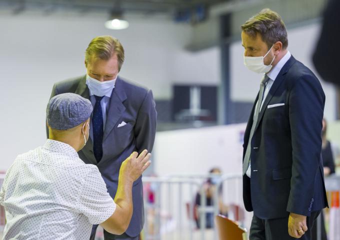 Le Grand-Duc et M. Xavier Bettel échangent avec un visiteur