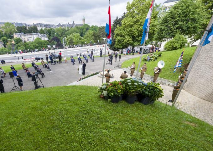 Vue globale de la cérémonie au monument de la Solidarité nationale