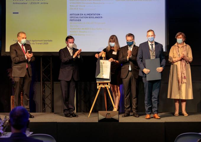 Le Prince Guillaume remet un diplôme lors de la cérémonie