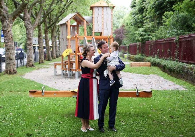 Le Couple héritier et le Prince Charles devant l'aire de jeux "Prince Charles"