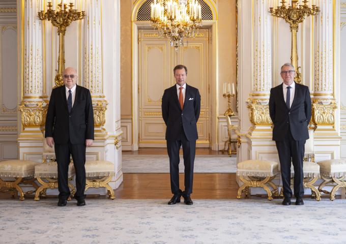 Le Grand-Duc est entouré de représentants de la Banque centrale du Luxembourg (BCL)