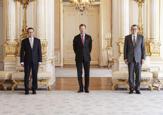 Le Grand-Duc entouré de l'ancien et du nouveau président de la Cour supérieure de justice