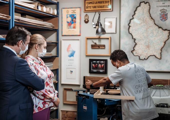Le Couple héritier assiste à la réalisation d'un cadre