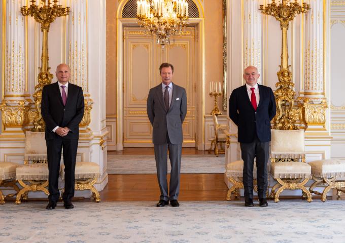 Le Grand-Duc est entouré de représentants de l’Institut National de Chirurgie Cardiaque et de Cardiologie Interventionnelle (INCCI)