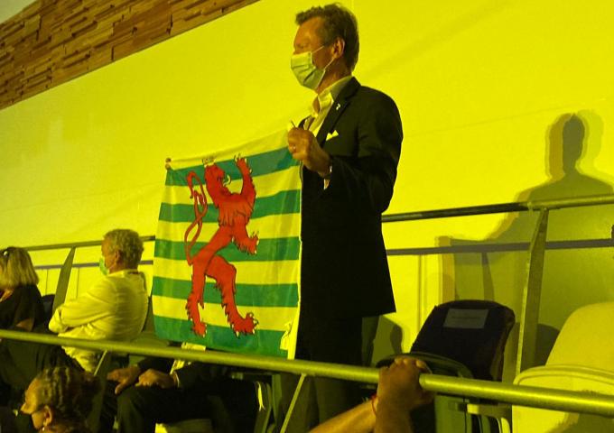 Le Grand-Duc tient le drapeau luxembourgeois lors de la cérémonie d'ouverture