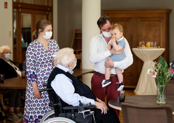 Le Couple héritier et le Prince Charles avec des personnes âgées