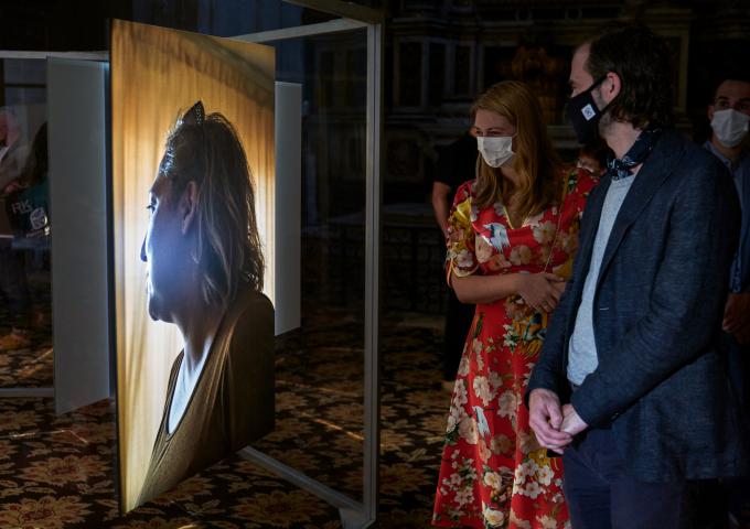 La Princesse Stéphanie découvre une exposition à Arles