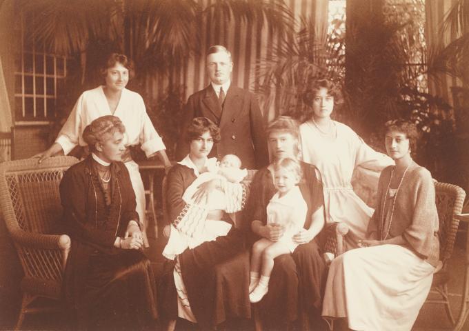 Photo de famille au Château de Hohennurg. Les jeunes mère, la Princesse Sophie et la Grande-Duchesse Charlotte sont accompagnées de leurs enfants.