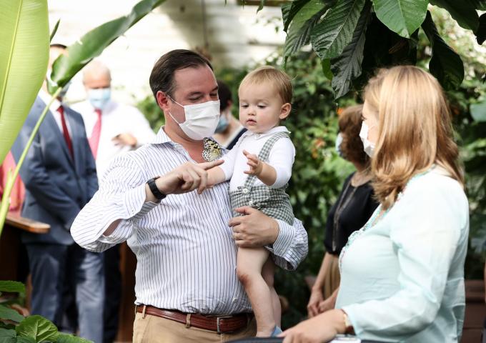 Le Prince Charles fait la connaissance d'un papillon se trouvant sur le doigt de son père, le Prince Guillaume