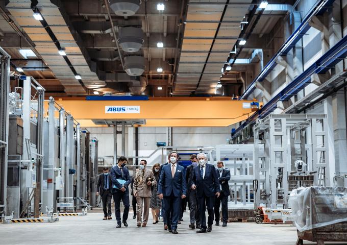 Le Prince Guillaume et le ministre Fayot visitent un hall de production du groupe Euro-Composites