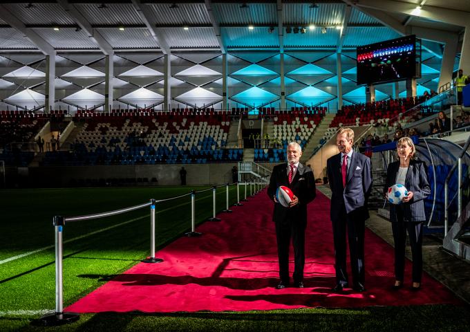 Le Grand-Duc, entouré de M. Kersch et Mme Polfer, juste avant l'inauguration officielle du stade de Luxembourg