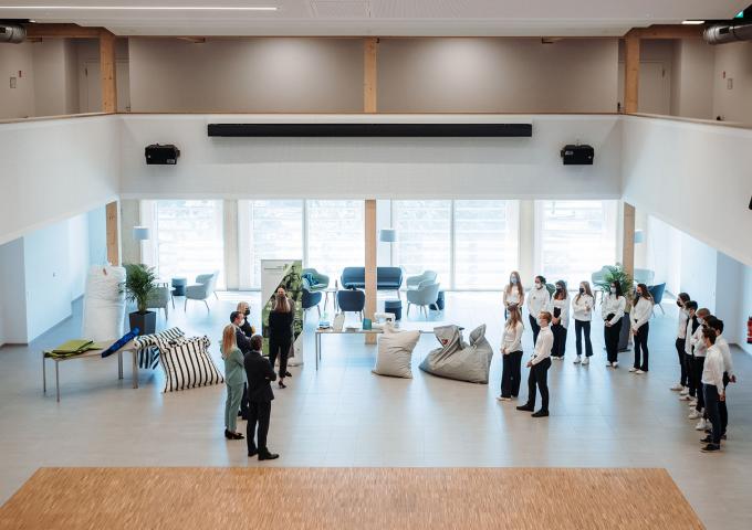 Des élèves présentent le projet de pouf d'intérieur et d'extérieur au Prince