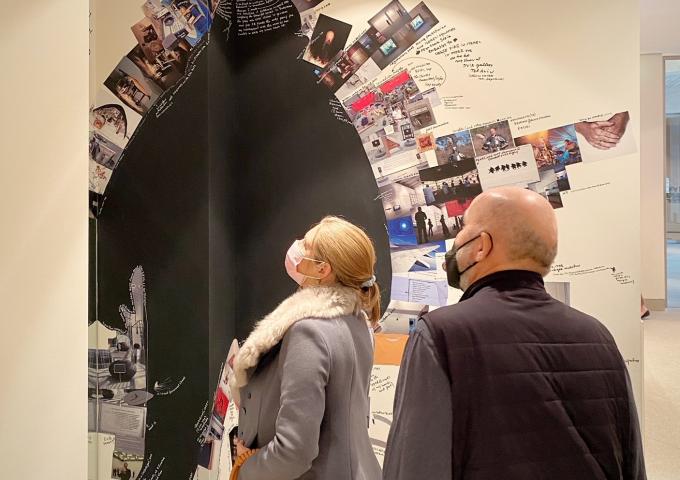 La Princesse Stéphanie découvre la réalisation de Nedko Solakov