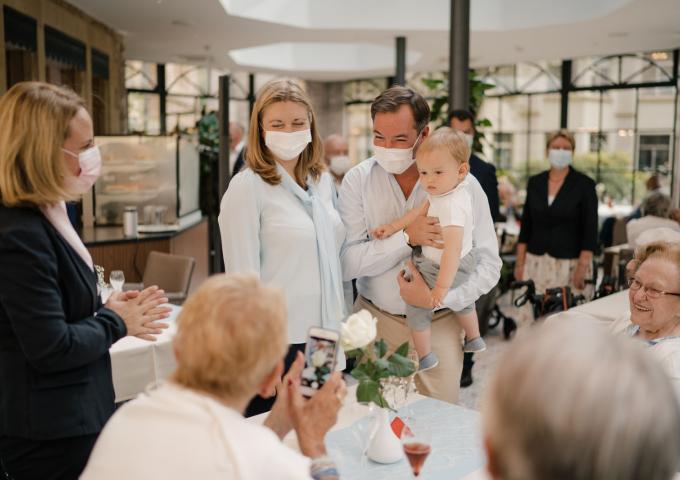 Le Couple héritier et le Prince Charles interagissent avec des résidents 