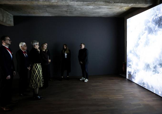 La Princesse Stéphanie découvre une des oeuvres de l'espace d'art