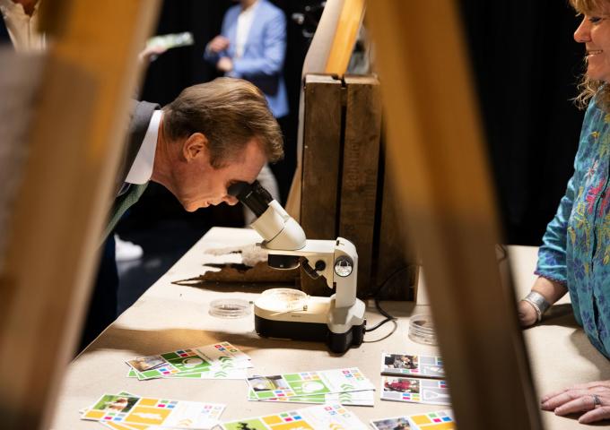 Le Grand-Duc observe des organismes à travers un microscope