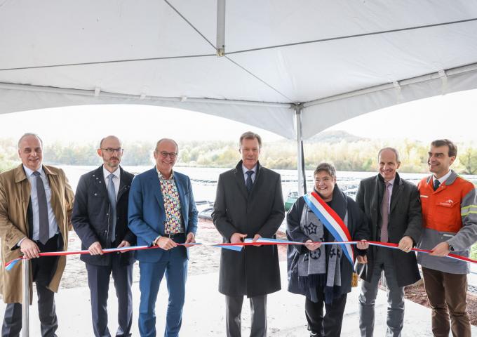 Le Grand-Duc coupe la bande inaugurant la nouvelle centrale photovoltaïque