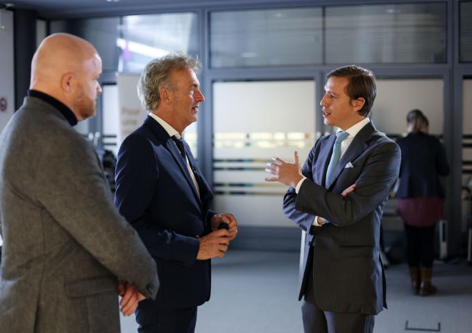 Le Prince Louis discute avec le Docteur Revol après la conférence