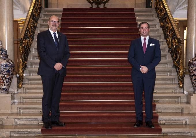 Photo souvenir devant l'escalier d'honneur avec le Prince Guillaume et M. de Muyser