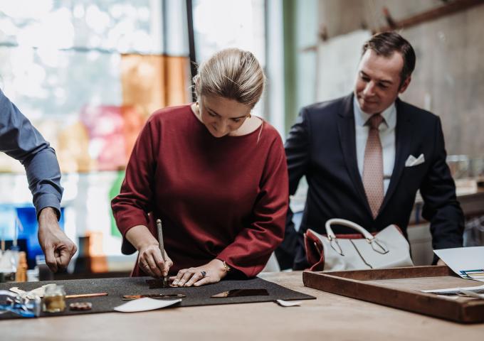 La Princesse Stéphanie découpe un verre