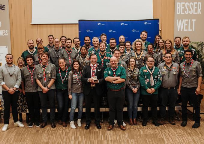 Photo de groupe avec les Scouts et Guides présents