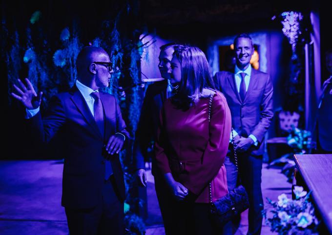 Le Couple héritier visite une exposition photos sous une lumière noire